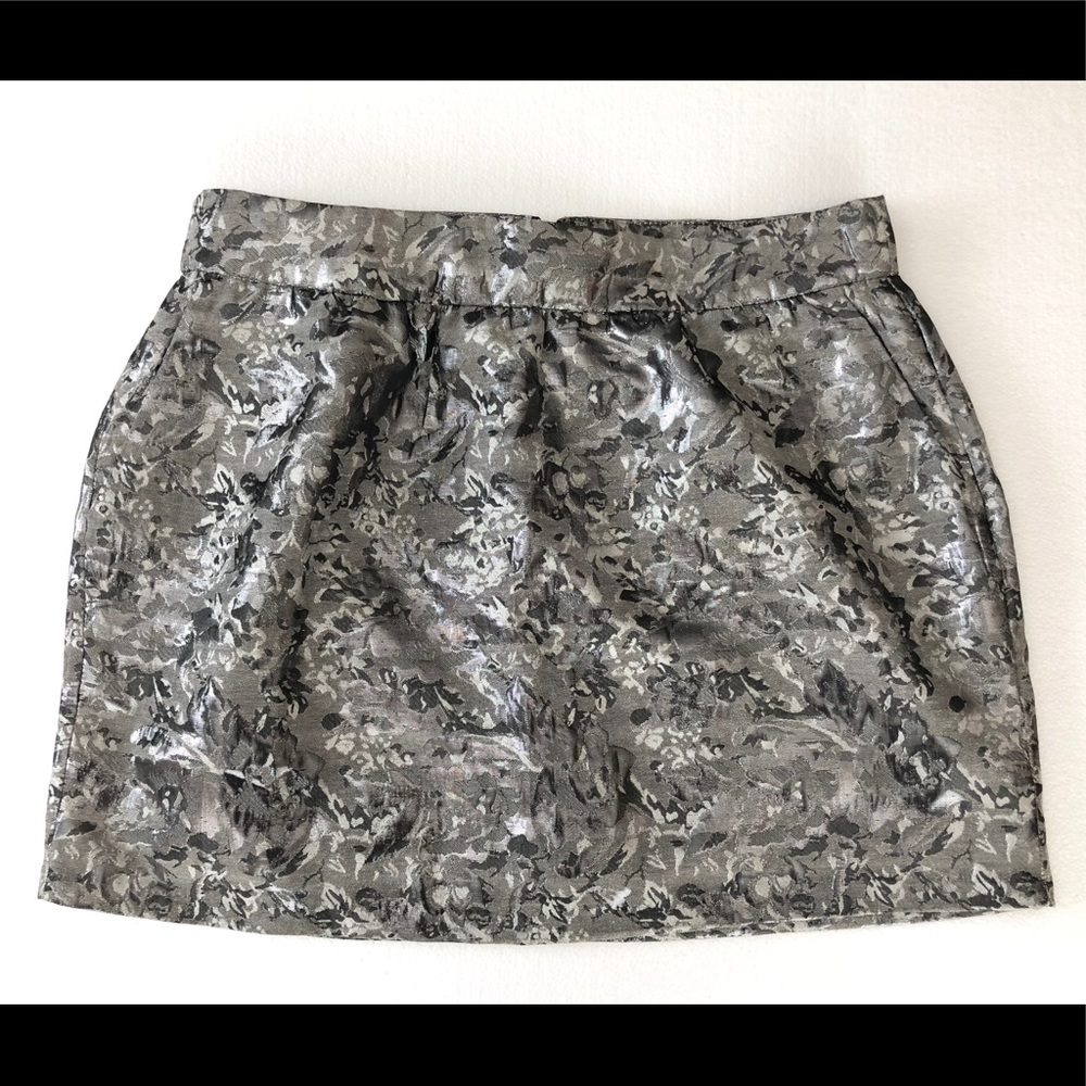 New silver skirt w/ pockets, exposed back zipper
